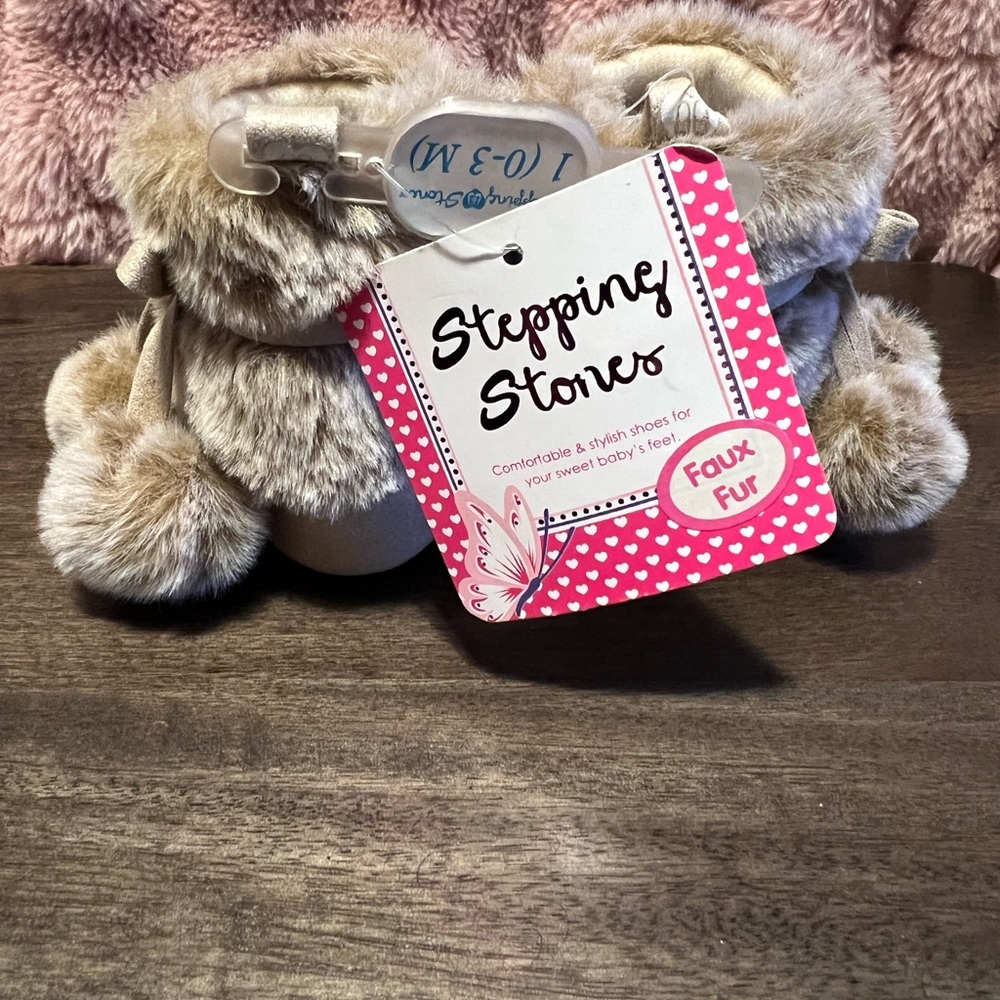 Stepping Stones faux fur baby booties in size 1 (0-3 months) - Picture 4 of 4